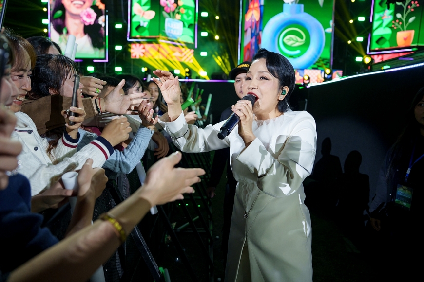 Diva Mỹ Linh giao lưu cùng khán giả E-Gen Ecopark Countdown Diva Mỹ Linh giao lưu cùng khán giả E-Gen Ecopark Countdown