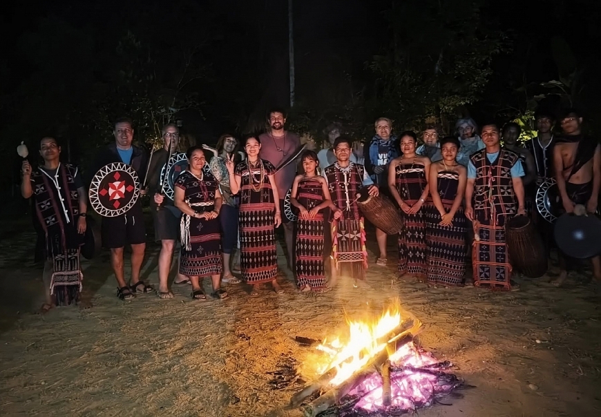 Phát triển du lịch cộng đồng gắn liền với công tác bảo tồn văn hóa ở Bhơ Hôồng. Phát triển du lịch cộng đồng gắn liền với công tác bảo tồn văn hóa ở Bhơ Hôồng.