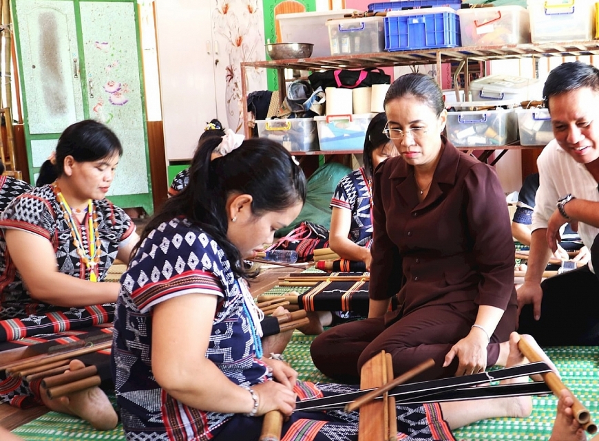Phó Chủ tịch UBND TP Đà Nẵng Nguyễn Thị Anh Thi thăm, khảo sát làng du lịch Bhơ Hôồng. Phó Chủ tịch UBND TP Đà Nẵng Nguyễn Thị Anh Thi thăm, khảo sát làng du lịch Bhơ Hôồng.