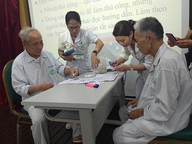 Alzheimer là bệnh lý điều trị giảm triệu chứng nên điều trị càng sớm càng tốt. Do đó, người bệnh cần tới gặp bác sĩ khi có các dấu hiệu bệnh. 