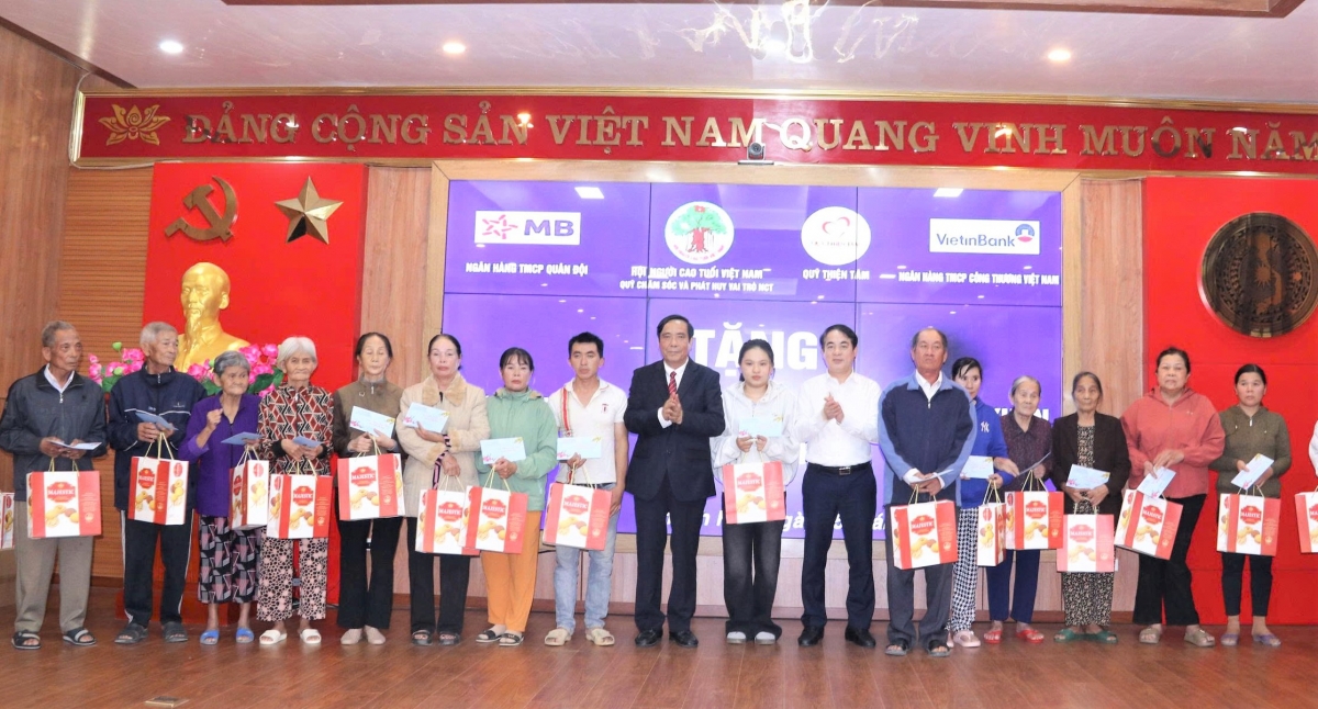 Chủ tịch Hội NCT Việt Nam Nguyễn Thanh Bình, Bí thư Tỉnh ủy Khánh Hòa Nghiêm Xuân Thành tặng quà hỗ trợ NCT hoàn cảnh khó khăn của tỉnh khắc phục hậu quả thiên tai (1) Chủ tịch Hội NCT Việt Nam Nguyễn Thanh Bình, Bí thư Tỉnh ủy Khánh Hòa Nghiêm Xuân Thành tặng quà hỗ trợ NCT hoàn cảnh khó khăn của tỉnh khắc phục hậu quả thiên tai (1)
