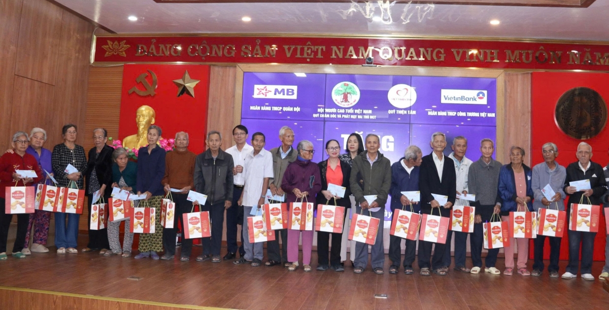 Hội NCT Việt Nam trao 500 triệu đồng hỗ trợ người cao tuổi Khánh Hòa khắc phục hậu quả thiên tai Hội NCT Việt Nam trao 500 triệu đồng hỗ trợ người cao tuổi Khánh Hòa khắc phục hậu quả thiên tai