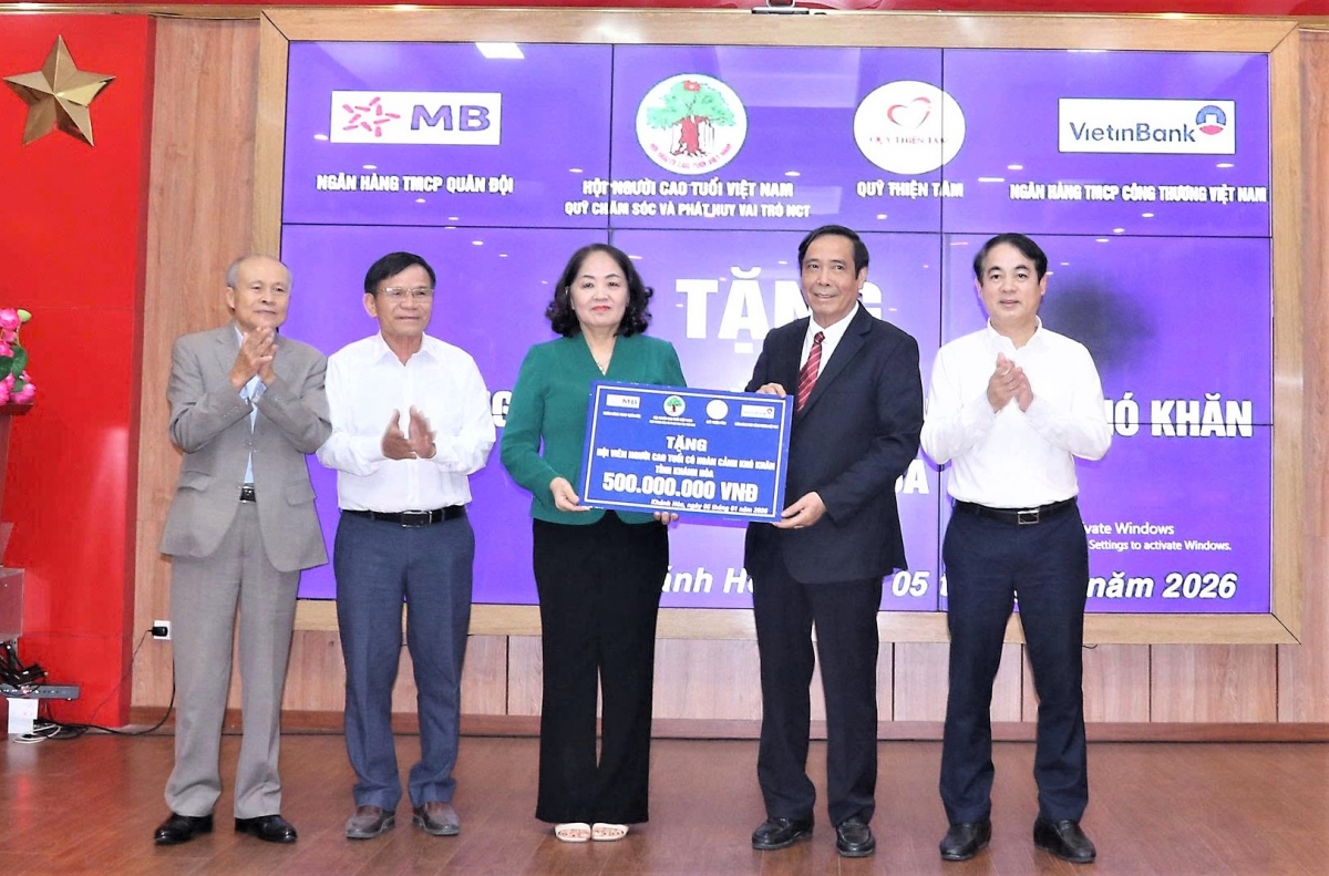 Chủ tịch Nguyễn Thanh Bình trao 500 triệu đồng hỗ trợ NCT hoàn cảnh khó khăn tỉnh Khánh Hòa khắc phục hậu quả báo lũ Chủ tịch Nguyễn Thanh Bình trao 500 triệu đồng hỗ trợ NCT hoàn cảnh khó khăn tỉnh Khánh Hòa khắc phục hậu quả báo lũ