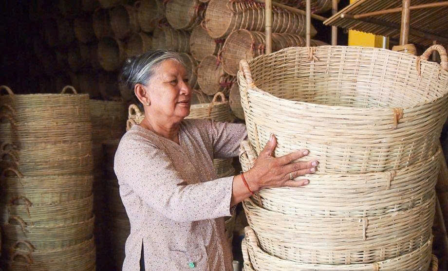 Nhiều người cao tuổi vẫn giữ gìn và phát huy nghề đan lát truyền thống