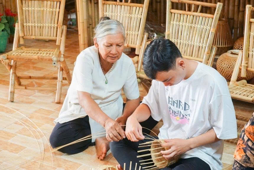 Người cao tuổi trên địa bàn tỉnh truyền đạt lại nghề truyền thống cho con cháu