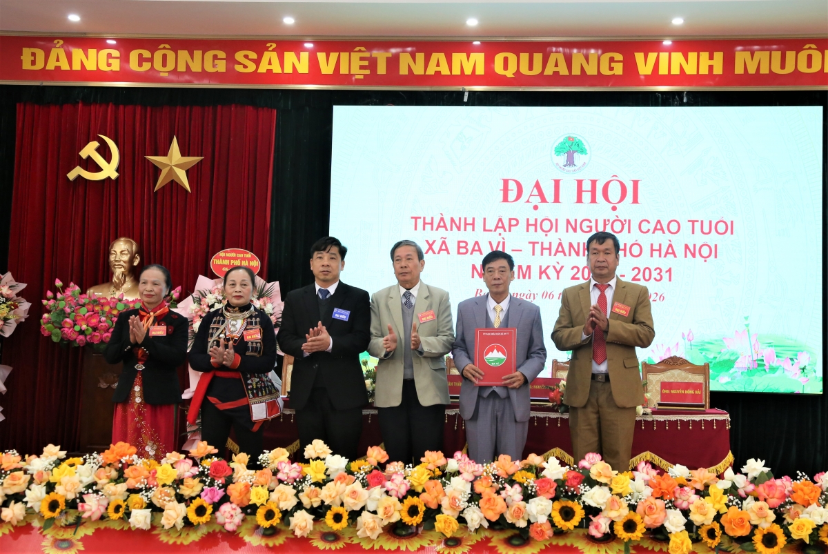 Lãnh dạo xã Ba Vì trao Quyết định thành lập Hội NCT xã Lãnh dạo xã Ba Vì trao Quyết định thành lập Hội NCT xã