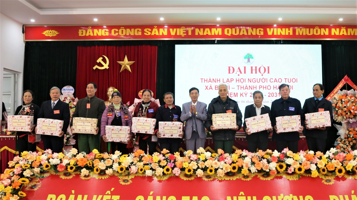 Tặng quà tri ân nguyên cán bộ Hội không tham gia Ban Chấp hành khóa mới Tặng quà tri ân nguyên cán bộ Hội không tham gia Ban Chấp hành khóa mới
