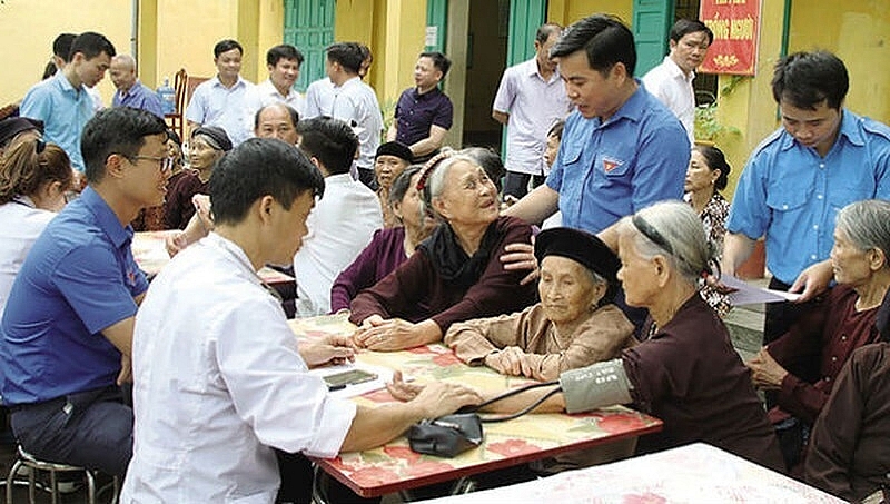 Hoạt động chăm sóc sức khoẻ người cao tuổi ngày càng được quan tâm trong bối cảnh già hoá dân số. Ảnh: Minh hoạ