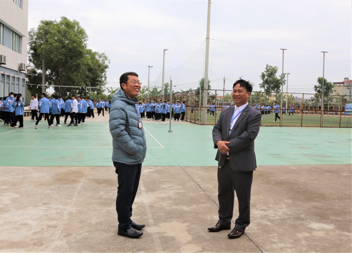 Ban Giám hiệu nhà trường thường xuyên trao đổi kịp thời nắm bắt và chỉ đạo các hoạt động của Trường