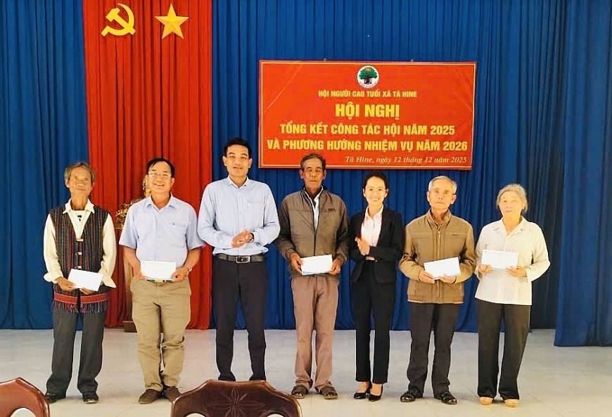 NCT Tặng quà cho hội viên NCT có hoàn cảnh khó khăn.