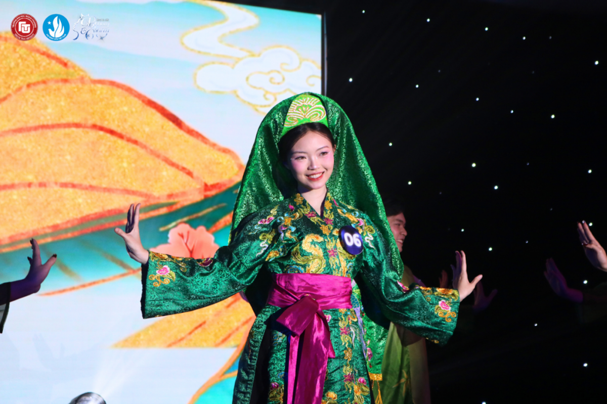 BÙNG NỔ SÂN KHẤU HOA KHÔI TÀI NĂNG VỚI DÀN THÍ SINH “TÀI SẮC VẸN TOÀN” TẠI DUYÊN DÁNG NGOẠI THƯƠNG 2025 BÙNG NỔ SÂN KHẤU HOA KHÔI TÀI NĂNG VỚI DÀN THÍ SINH “TÀI SẮC VẸN TOÀN” TẠI DUYÊN DÁNG NGOẠI THƯƠNG 2025