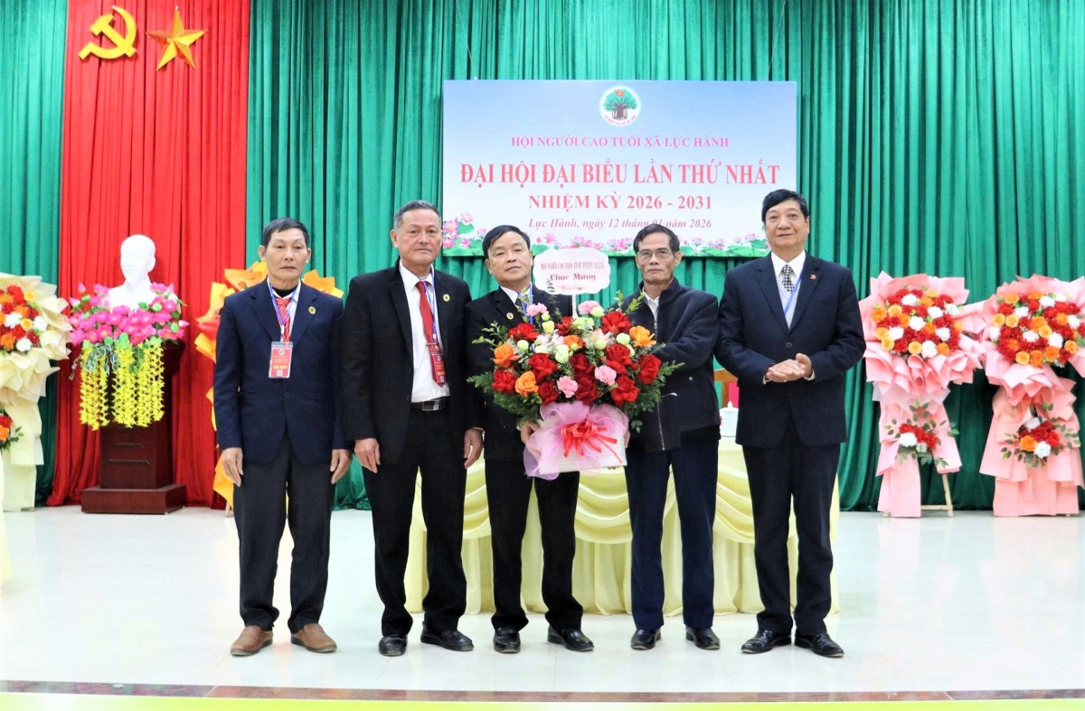 Lãnh đạo Hội NCT tỉnh tặng hoa chúc mừng Đại hội Lãnh đạo Hội NCT tỉnh tặng hoa chúc mừng Đại hội