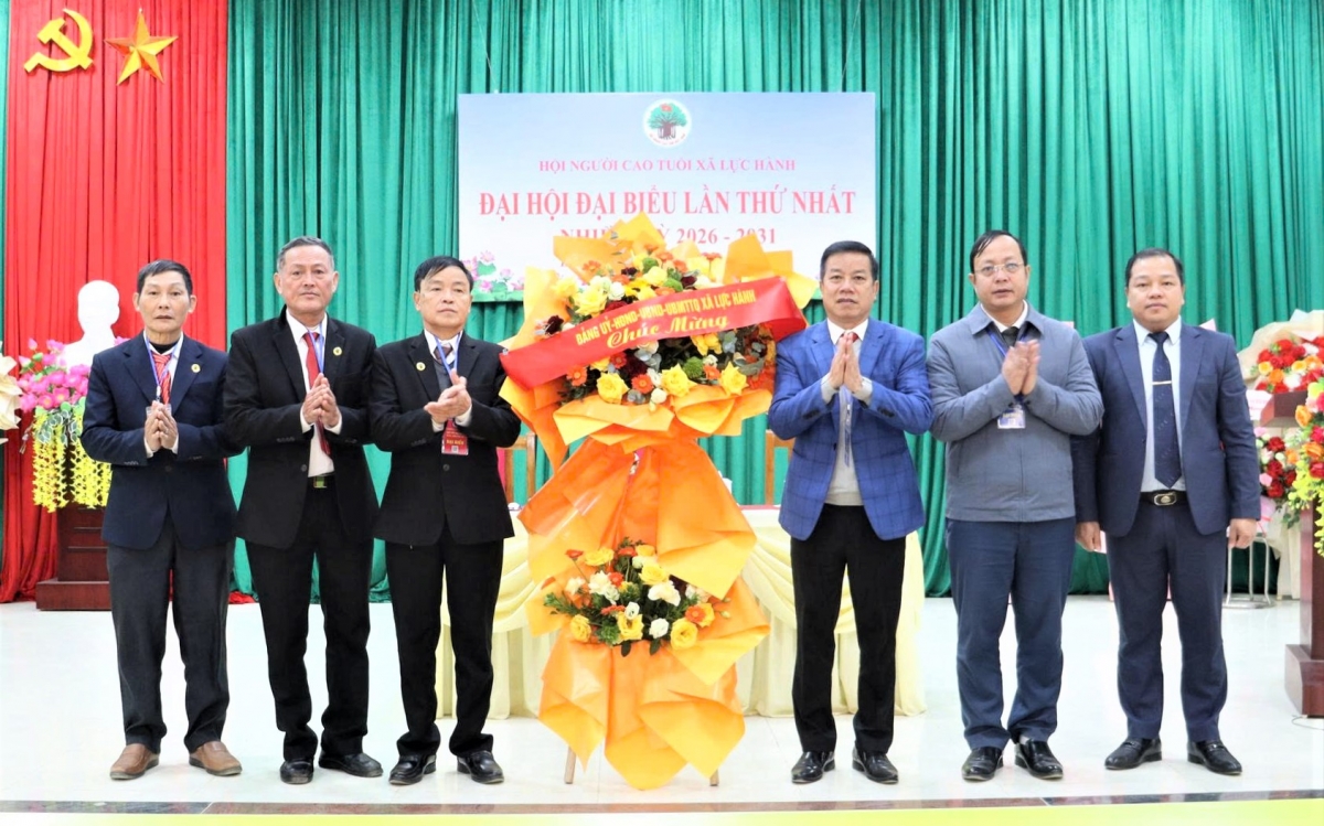 Lãnh đạo xã Lực Hành tặng hoa chúc mừng Đại hội Lãnh đạo xã Lực Hành tặng hoa chúc mừng Đại hội