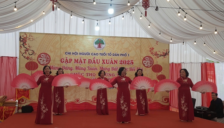 Người cao tuổi nhà CT4, phường Từ Liêm (Hà Nội) biểu diễn văn nghệ Mừng Đảng- Mừng Xuân Người cao tuổi nhà CT4, phường Từ Liêm (Hà Nội) biểu diễn văn nghệ Mừng Đảng- Mừng Xuân
