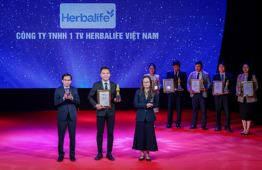 Ông Nguyễn Thành Đạt, Giám Đốc Truyền thông Herbalife Việt Nam nhận cúp từ Ban tổ chức