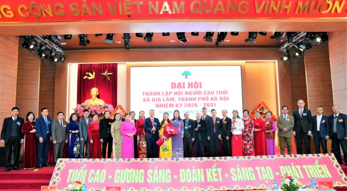 Lãnh đạo Hội NCT TP Hà Nội và phường xã Gia Lâm tặng hoa chúc mừng Ban Chấp hành Hội NCT xã Gia Lâm Lãnh đạo Hội NCT TP Hà Nội và phường xã Gia Lâm tặng hoa chúc mừng Ban Chấp hành Hội NCT xã Gia Lâm