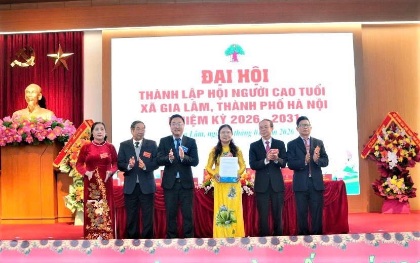 Lãnh đạo xã Gia Lâm trao quyết định thành lập Hội NCT Lãnh đạo xã Gia Lâm trao quyết định thành lập Hội NCT