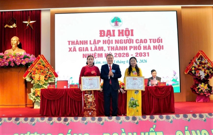 Trao Bằng khen Trung ương Hội cho tập thể, cá nhân xuất sắc Trao Bằng khen Trung ương Hội cho tập thể, cá nhân xuất sắc