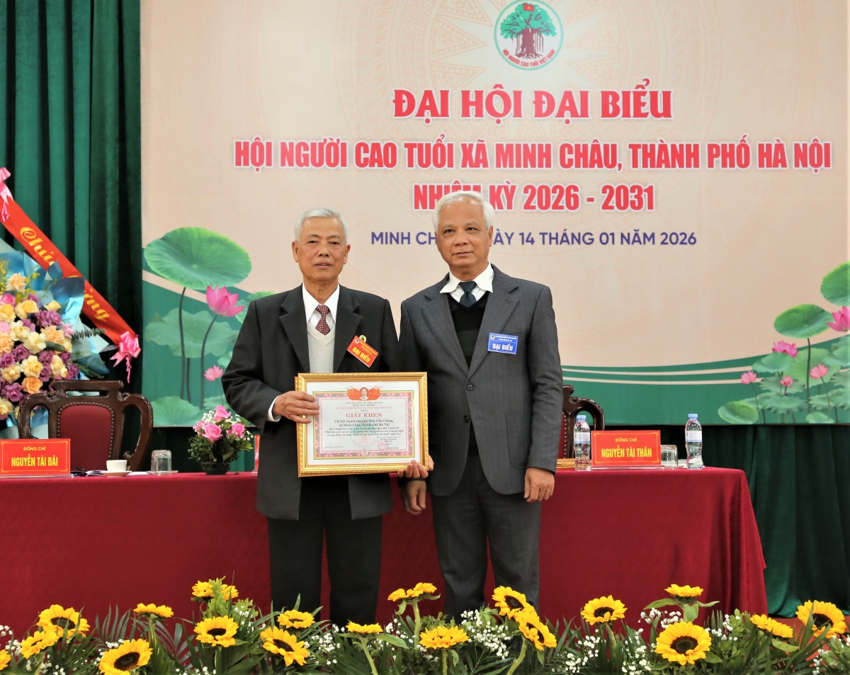 Trao Giấy khen của Hội NCT TP Hà Nội cho tập thể, cá nhân xuất sắc Trao Giấy khen của Hội NCT TP Hà Nội cho tập thể, cá nhân xuất sắc