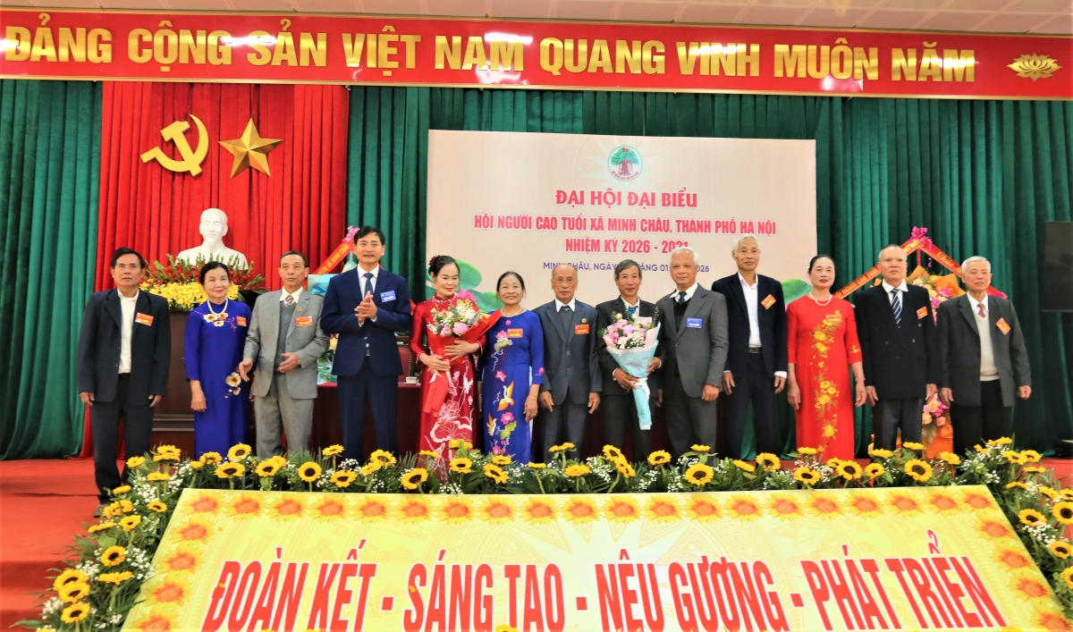 Lãnh đạo Hội NCT TP Hà Nội và lãnh đạo xã Minh Châu tặng hoa chúc mừng Ban Chấp hành Hội NCT Lãnh đạo Hội NCT TP Hà Nội và lãnh đạo xã Minh Châu tặng hoa chúc mừng Ban Chấp hành Hội NCT