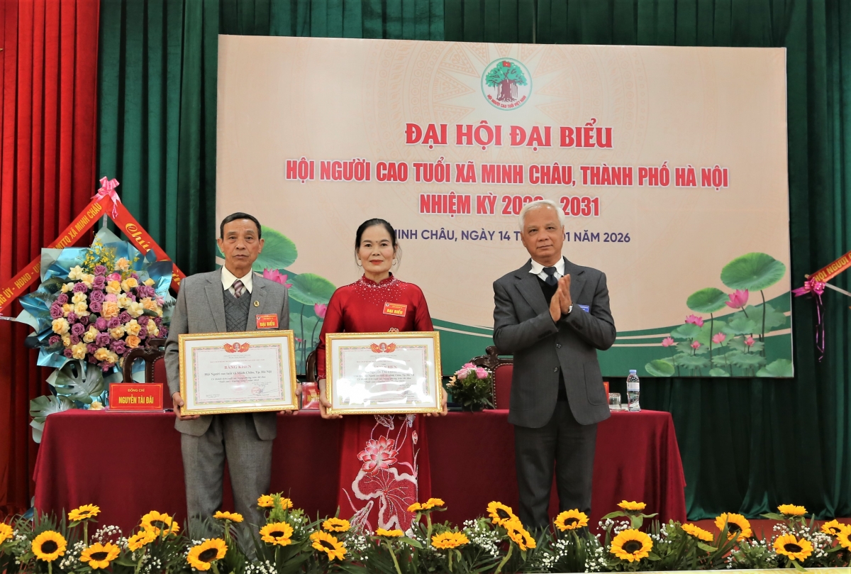 Trao Bằng khen Trung ương Hội cho tập thể, cá nhân xuất sắc Trao Bằng khen Trung ương Hội cho tập thể, cá nhân xuất sắc