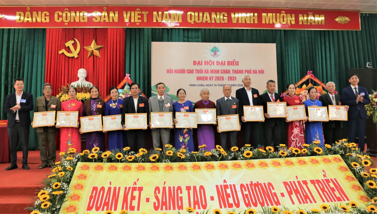 Trao Giấy khen của Chủ tịch UBND xã Minh Châu cho tập thể và các cá nhân xuất sắc Trao Giấy khen của Chủ tịch UBND xã Minh Châu cho tập thể và các cá nhân xuất sắc
