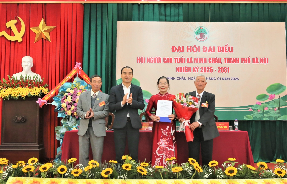 Trao Quyết định đổi tên Hội NCT xã Minh Châu Trao Quyết định đổi tên Hội NCT xã Minh Châu
