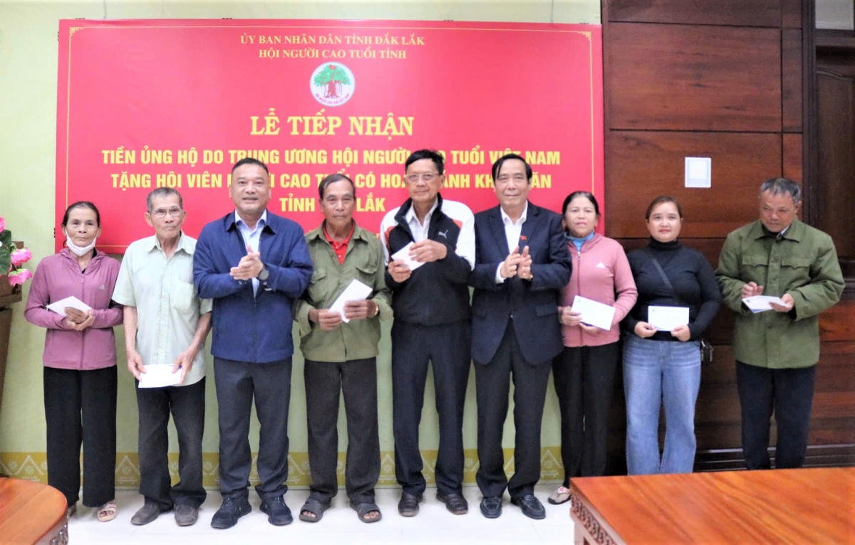 Lãnh đạo Trung ương Hội và lãnh đạo tỉnh Đắk Lắk tặng quà NCT hoàn cảnh khó khăn Lãnh đạo Trung ương Hội và lãnh đạo tỉnh Đắk Lắk tặng quà NCT hoàn cảnh khó khăn