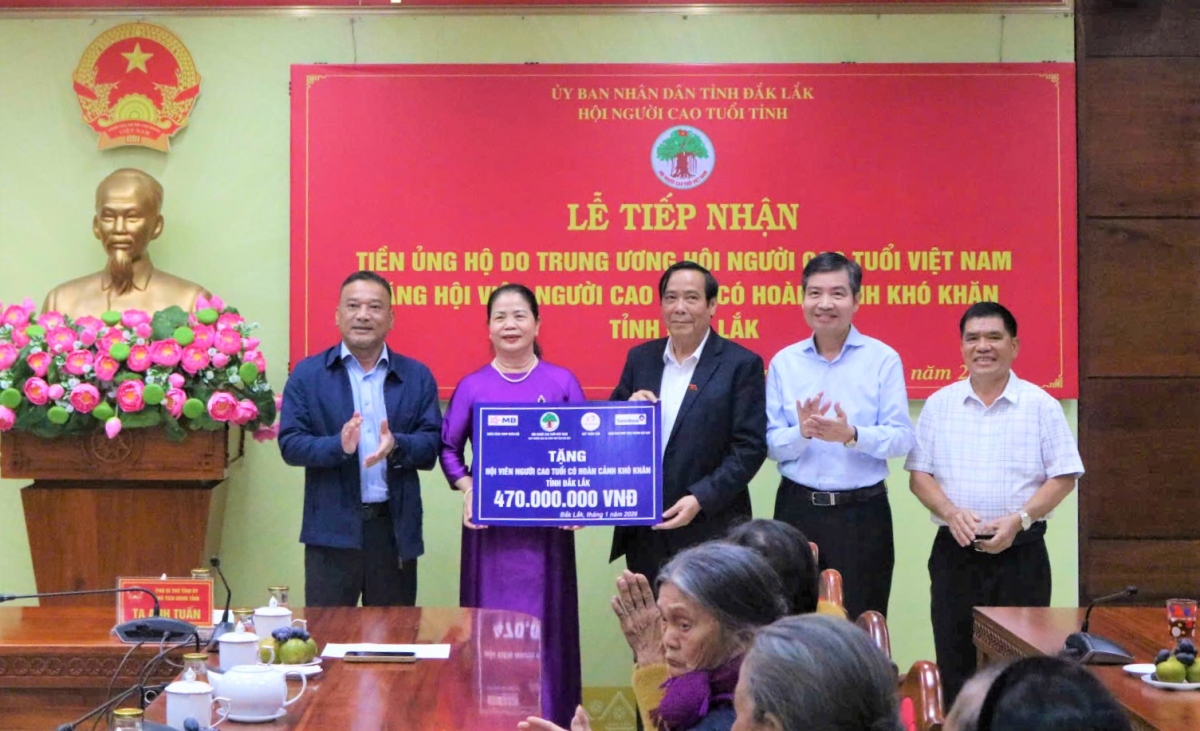 Chủ tịch Nguyễn Thanh Bình trao quà hỗ trợ NCT hoàn cảnh khó khăn tỉnh Đắk Lắk Chủ tịch Nguyễn Thanh Bình trao quà hỗ trợ NCT hoàn cảnh khó khăn tỉnh Đắk Lắk