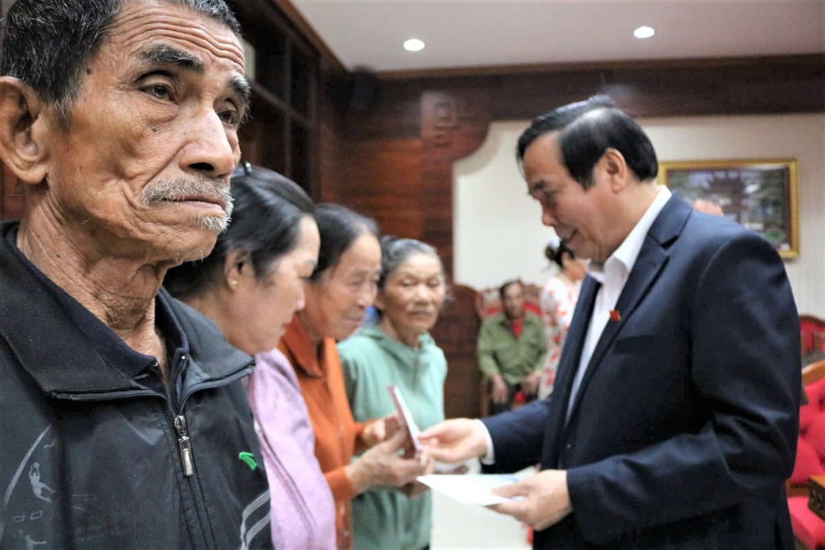 Trung ương Hội Người cao tuổi Việt Nam trao tiền hỗ trợ hội viên khó khăn tại Đắk Lắk Trung ương Hội Người cao tuổi Việt Nam trao tiền hỗ trợ hội viên khó khăn tại Đắk Lắk