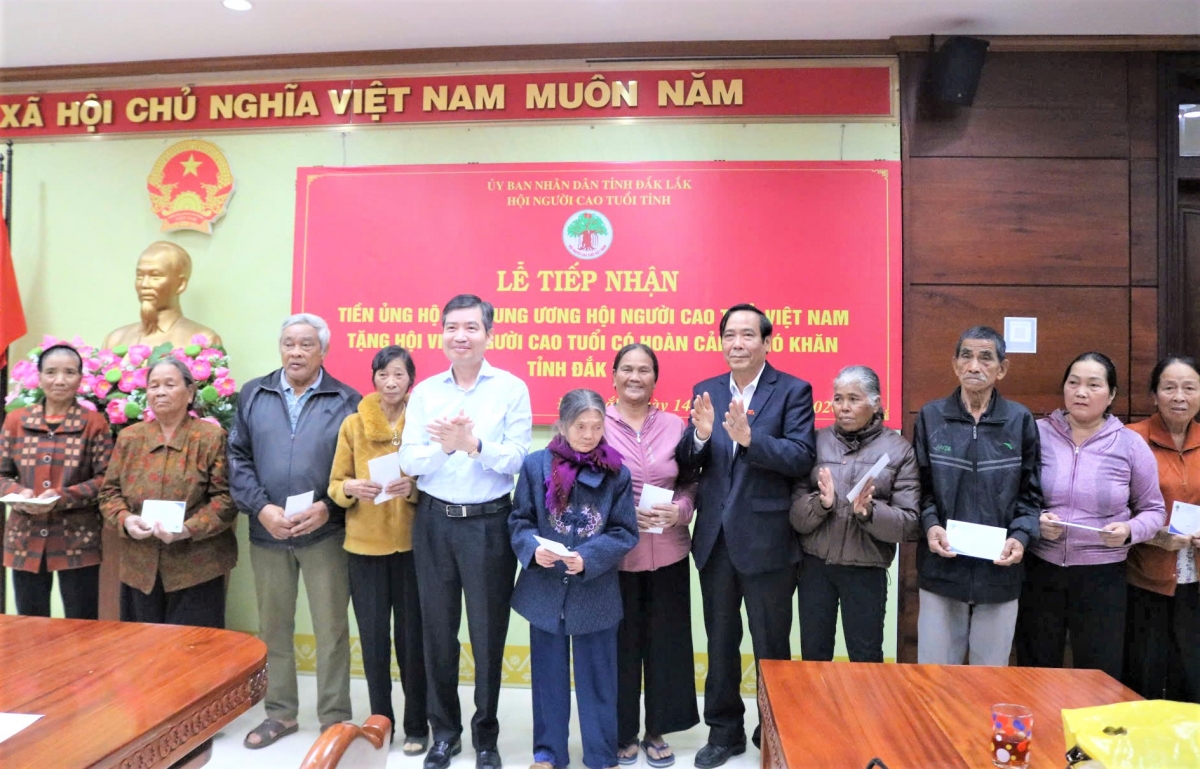 Lãnh đạo Trung ương Hội và lãnh đạo tỉnh Đắk Lắk tặng quà NCT hoàn cảnh khó khăn Lãnh đạo Trung ương Hội và lãnh đạo tỉnh Đắk Lắk tặng quà NCT hoàn cảnh khó khăn