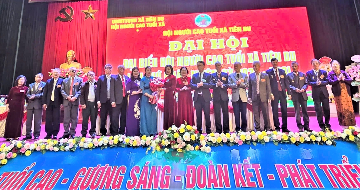 Lãnh đạo Hội NCT tỉnh và xã Tiên Du tặng hoa chúc mừng Ban Chấp hành Hội NCT xã Lãnh đạo Hội NCT tỉnh và xã Tiên Du tặng hoa chúc mừng Ban Chấp hành Hội NCT xã