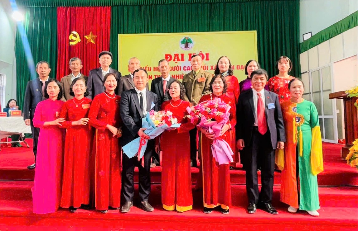 Lãnh đạo Hội NCT tỉnh và xã Tuấn Đạo tặng hoa chúc mừng Ban Chấp hành Hội NCT xã Lãnh đạo Hội NCT tỉnh và xã Tuấn Đạo tặng hoa chúc mừng Ban Chấp hành Hội NCT xã
