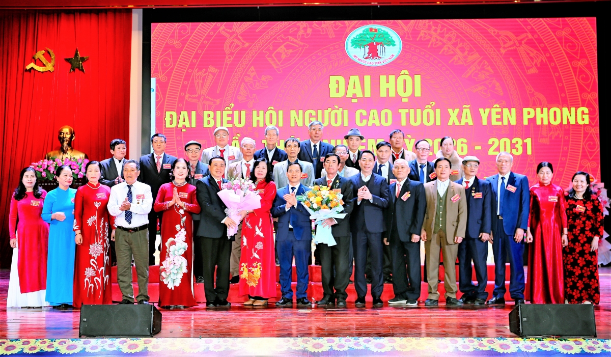Lãnh đạo Hội NCT tỉnh và xã Yên Phong tặng hoa chúc mừng Ban Chấp hành Hội NCT xã Lãnh đạo Hội NCT tỉnh và xã Yên Phong tặng hoa chúc mừng Ban Chấp hành Hội NCT xã