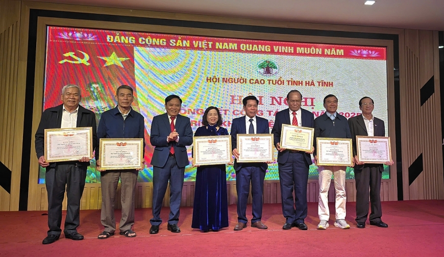 hừa uỷ quyền của Trung ương Hội, ông Thái Sinh - Chủ tịch Hội NCT tỉnh Hà Tĩnh đã trao Bằng khen của Ban Chấp hành Trung ương Hội NCT Việt Nam cho 6 tập thể, cá nhân đạt thành tích xuất sắc trong phpong trào Tuổi cao - Gương sáng và công tác Hội năm 2025. hừa uỷ quyền của Trung ương Hội, ông Thái Sinh - Chủ tịch Hội NCT tỉnh Hà Tĩnh đã trao Bằng khen của Ban Chấp hành Trung ương Hội NCT Việt Nam cho 6 tập thể, cá nhân đạt thành tích xuất sắc trong phpong trào Tuổi cao - Gương sáng và công tác Hội năm 2025.