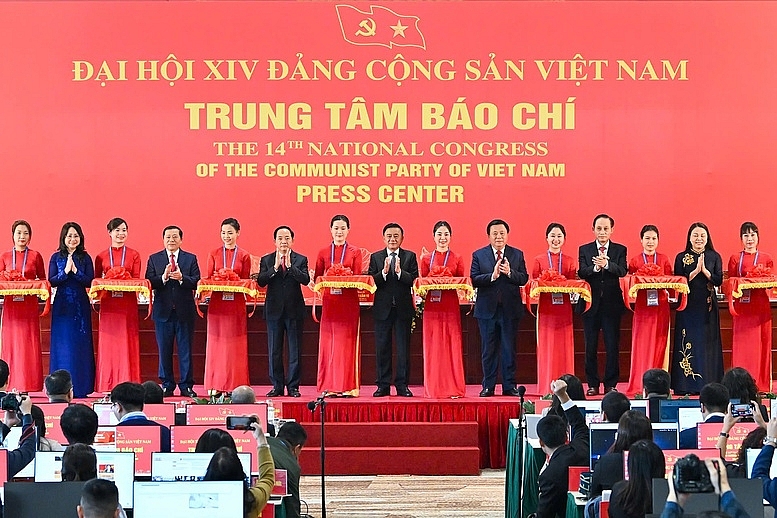 Các đại biểu cắt băng khánh thành Trung tâm Báo chí phục vụ Đại hội XIV của Đảng Các đại biểu cắt băng khánh thành Trung tâm Báo chí phục vụ Đại hội XIV của Đảng