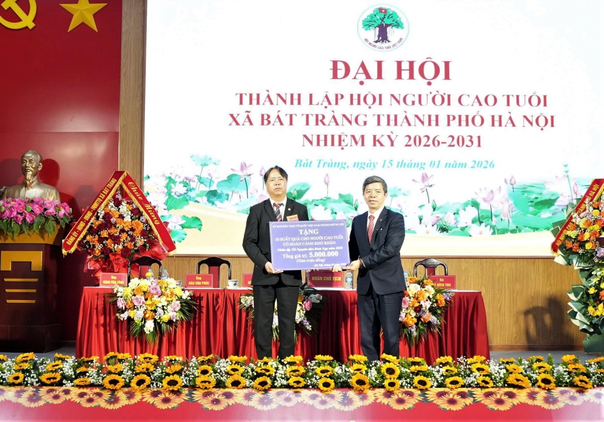 Hội NCT TP Hà Nội trao quà hỗ trợ NCT hoàn cảnh khó khăn xã Bát Tràng