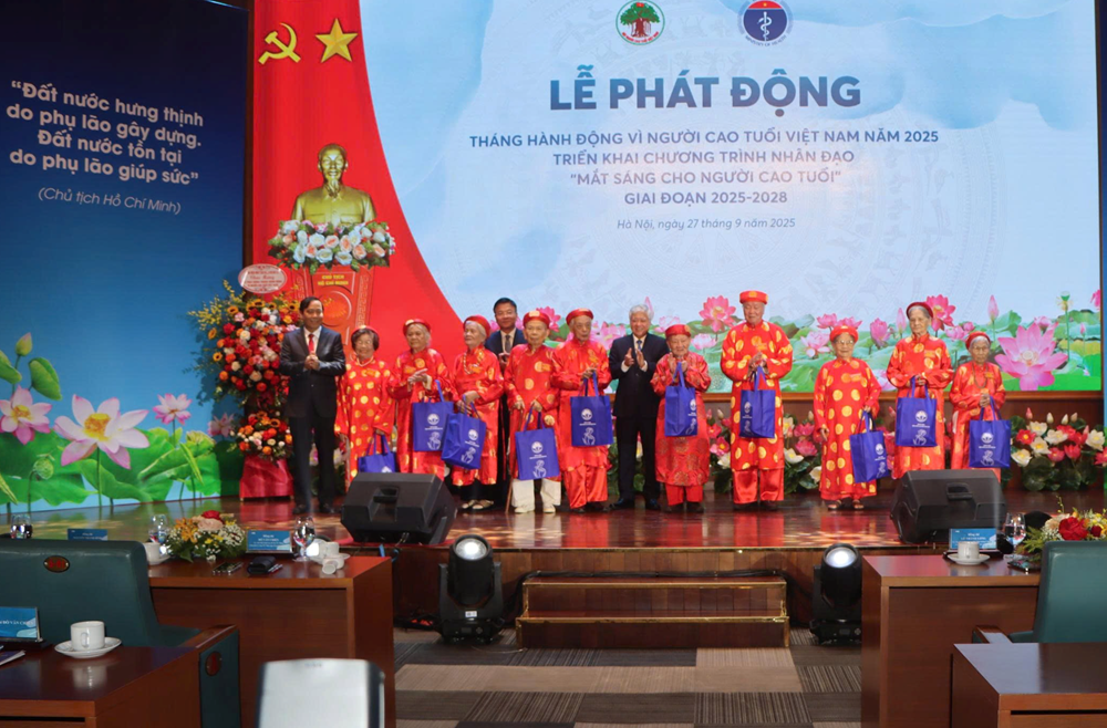 Một số giải pháp, kiến nghị về phát huy vai trò NCT trong cộng đồng và gia đình Một số giải pháp, kiến nghị về phát huy vai trò NCT trong cộng đồng và gia đình