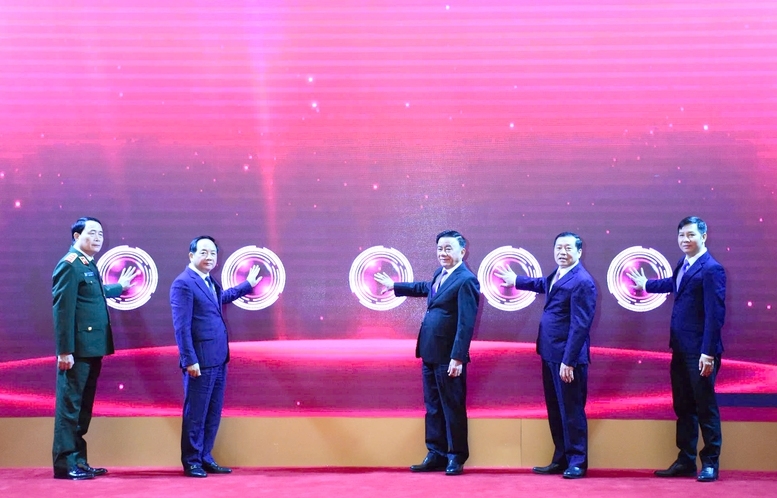 Thường trực Ban Bí thư Trần Cẩm Tú, Trưởng Ban Tuyên giáo và Dân vận Trung ương Trịnh Văn Quyết và lãnh đạo các ban, bộ ngành nhấn nút ra mắt ứng dụng di động Tuyên giáo và Dân vận Trung ương Thường trực Ban Bí thư Trần Cẩm Tú, Trưởng Ban Tuyên giáo và Dân vận Trung ương Trịnh Văn Quyết và lãnh đạo các ban, bộ ngành nhấn nút ra mắt ứng dụng di động Tuyên giáo và Dân vận Trung ương