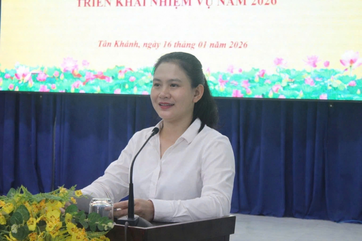 Đồng chí Trần Thị Diễm Trinh – Thành ủy viên, Bí thư Đảng ủy phường Tân Khánh phát biểu chỉ đạo tại hội nghị. Đồng chí Trần Thị Diễm Trinh – Thành ủy viên, Bí thư Đảng ủy phường Tân Khánh phát biểu chỉ đạo tại hội nghị.