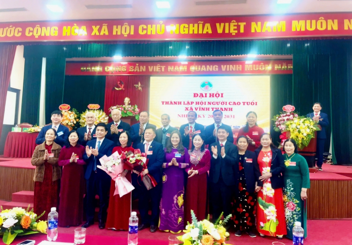Lãnh đạo Hội NCT TP Hà Nội và lãnh đạo xã Vĩnh Thanh tặng hoa chúc mừng Ban Chấp hành Hội NCT Lãnh đạo Hội NCT TP Hà Nội và lãnh đạo xã Vĩnh Thanh tặng hoa chúc mừng Ban Chấp hành Hội NCT