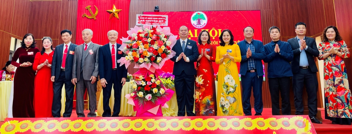 Lãnh đạo xã Chuyên Mỹ tặng hoa chúc mừng Đại hội Lãnh đạo xã Chuyên Mỹ tặng hoa chúc mừng Đại hội