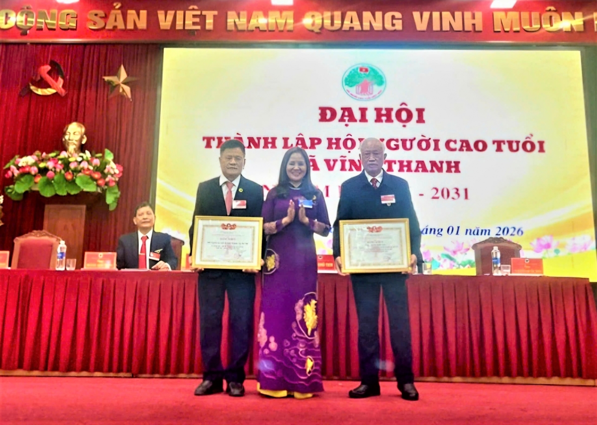 Trao Bằng khen Trung ương Hội cho tập thể, cá nhân xuất sắc xã Vĩnh Thanh Trao Bằng khen Trung ương Hội cho tập thể, cá nhân xuất sắc xã Vĩnh Thanh