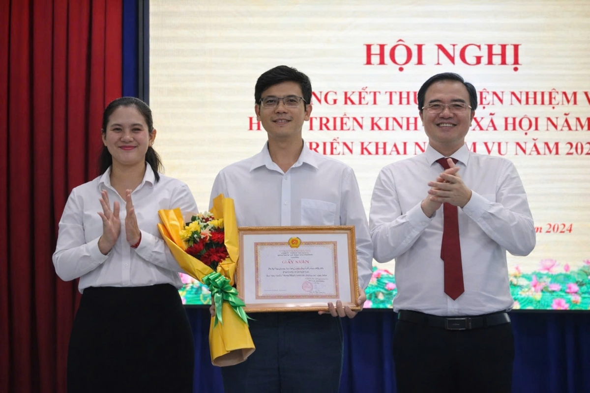 UBND phường Tân Khánh khen thưởng các tập thể, cá nhân có thành tích xuất sắc năm 2025. UBND phường Tân Khánh khen thưởng các tập thể, cá nhân có thành tích xuất sắc năm 2025.