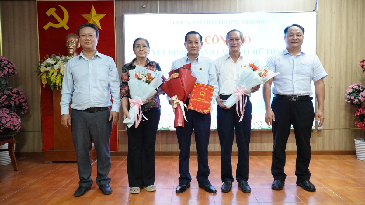 Lãnh đạo phường Đông Hoà trao quyết định thành lập và tặng hoa cho Hội Người cao tuổi. Lãnh đạo phường Đông Hoà trao quyết định thành lập và tặng hoa cho Hội Người cao tuổi.