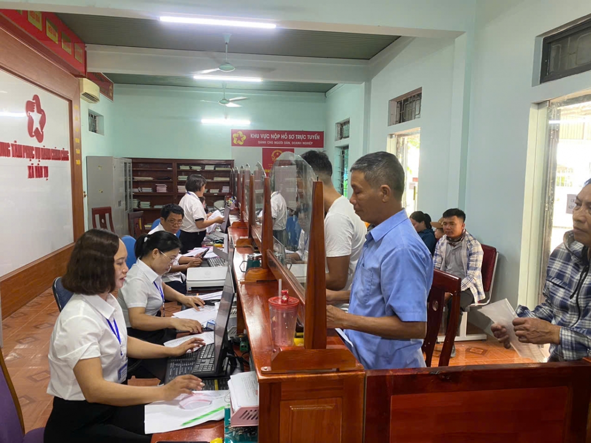 Bộ phận một cửa xã Vân Tụ luôn tấp nập công dân đến giao dịch Bộ phận một cửa xã Vân Tụ luôn tấp nập công dân đến giao dịch