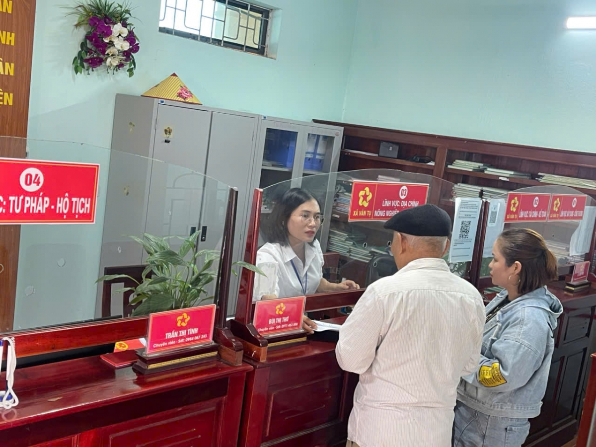 Công dân người cao tuổi luôn được cán bộ công chức xã Vân Tụ hướng dẫn nhiệt tình để quen dân với các thủ tục hành chính Công dân người cao tuổi luôn được cán bộ công chức xã Vân Tụ hướng dẫn nhiệt tình để quen dân với các thủ tục hành chính