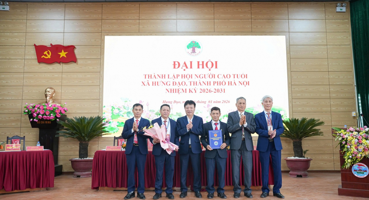 Trao quyết định thành lập Hội NCT xã Hưng Đạo, TP Hà Nội