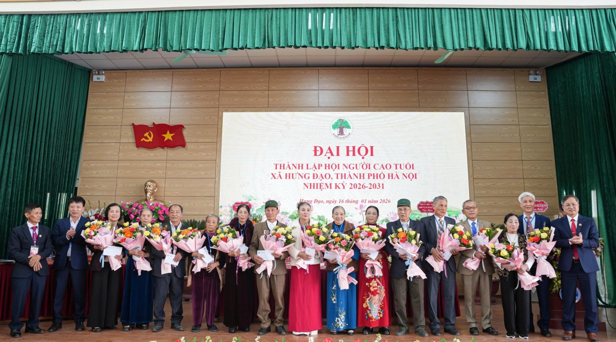 Tặng hoa tri ân các cán bộ Hội khong tham gia Ban Chấp hành Hội NCT