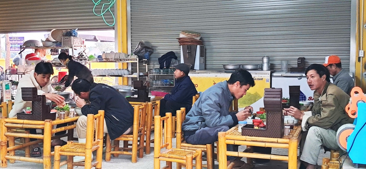 Một góc khu chợ Minh Châu vào buổi sáng... Một góc khu chợ Minh Châu vào buổi sáng...